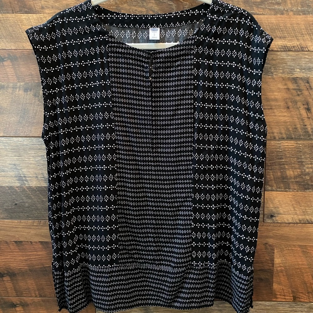Old Navy dress shirt in Large